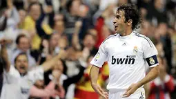 Selebrasi gol dari kapten Real Madrid, Raul Gonzalez, yang membukukan dua gol dalam kemenangan 4-2 atas Valladolid pada lanjutan La Liga di Santiago Bernabeu pada 17 Oktober 2009. AFP PHOTO/PIERRE-PHILIPPE MARCOU