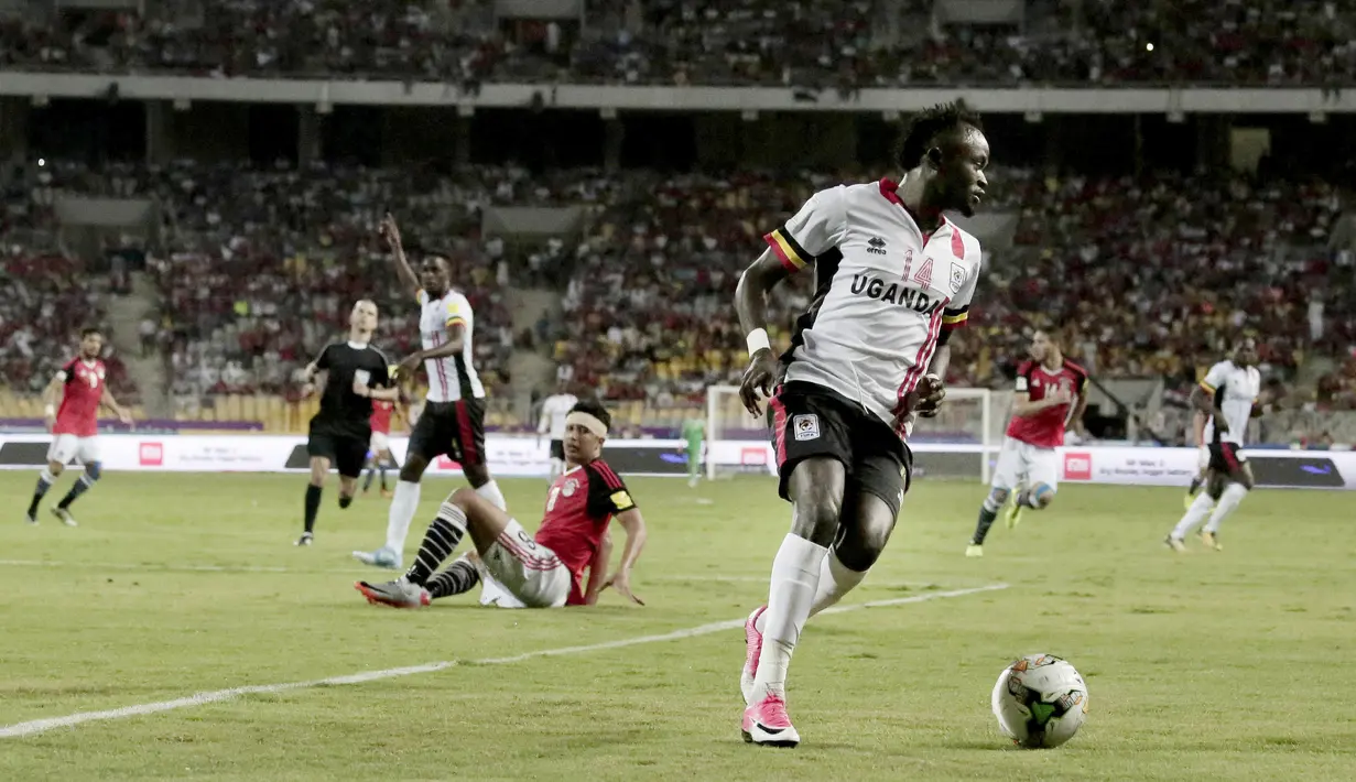 Pemain Uganda, Nicholas Wadada mengontrol bola  saat melewati pemain Mesir pada laga kualifikasi Piala Dunia 2018 di Borg El Arab Stadium, Alexandria, Mesir (5/9/2017). Mesir menang 1-0.  (AP/Nariman El-Mofty)