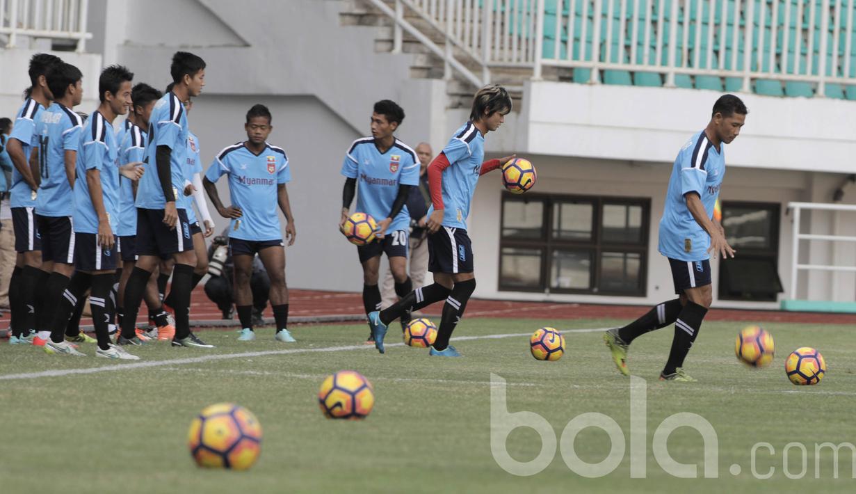 Pemain Timnas Myanmar menggelar latihan jelang pertandingan uji coba melawan Timnas Indonesia U-22. Myanmar membawa 21 pemain, 10 di antaranya merupakan pemain senior. (Bola.com/M iqbal Ichsan)