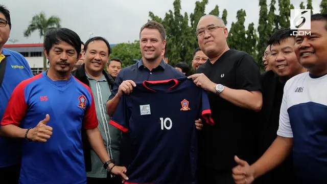 Bintang Sepakbola Inggris Michael Owen mengunjungi Jakarta. Ia menyempatkan diri melihat murid ssb berlatih.