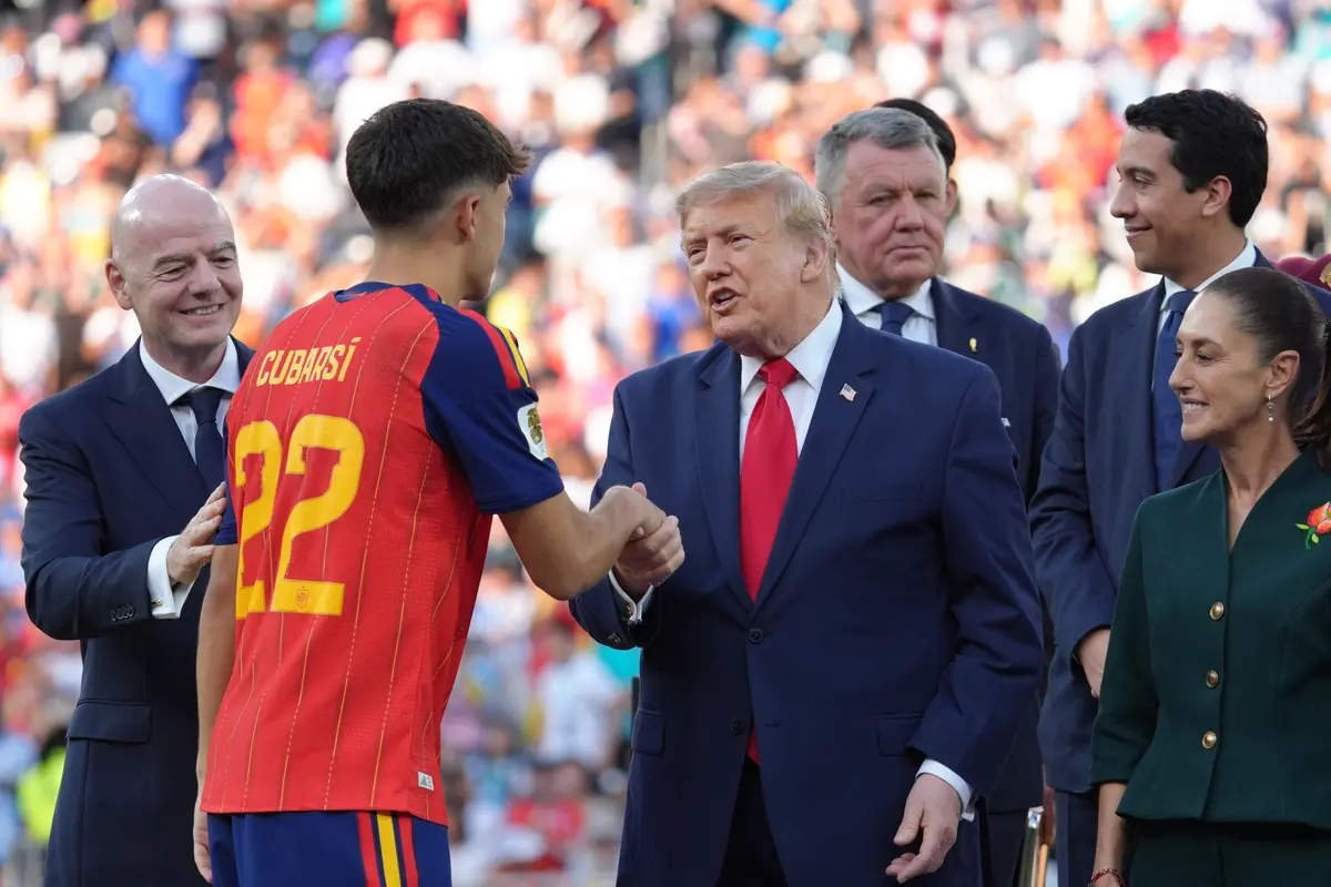 Presiden FIFA Gianni Infantino (kiri) dan Presiden Donald Trump (tengah) memberikan ucapan selamat kepada pemain Spanyol Pau Cubarsi