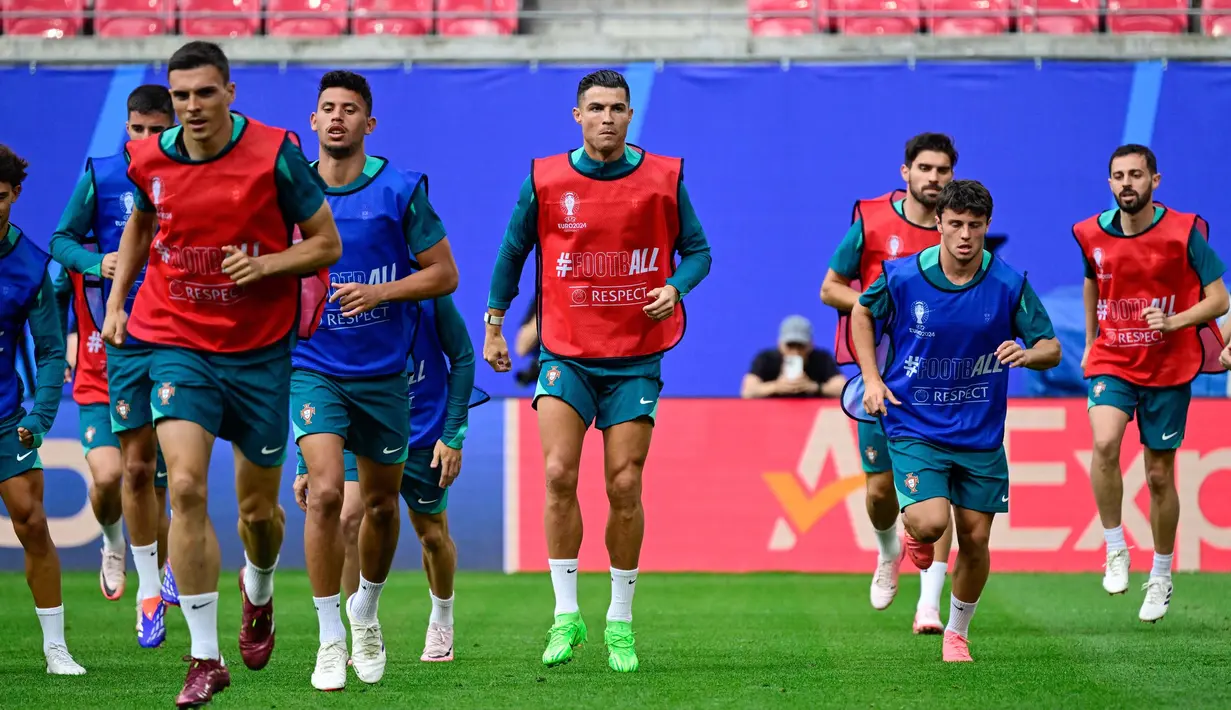 Penyerang timnas Portugal, Cristiano Ronaldo (tengah) bersama rekan-rekan setimnya mengambil bagian dalam sesi latihan MD-1 di Stadion Leipzig di Leipzig, Jerman pada 17 Juni 2024. (JOHN MACDOUGALL/AFP)