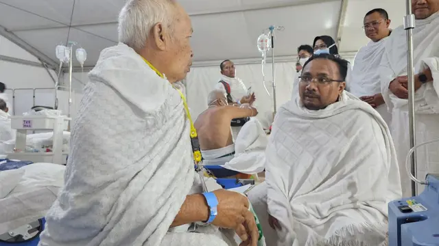 Menteri Agama (Menag) Yaqut Cholil Qoumas meninjau KKHI dan menemui jemaah haji di Arafah sebelum berangkat ke Muzdalifah, Selasa malam