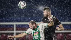 Pemain PSM Makassar, Sarif Hasic (kanan) berebut bola dengan pemain PSS Sleman, Nemanja Kojic saat laga pekan ke-12 BRI Liga 1 2021/2022 antara PSM Makassar melawan PSS Sleman di Stadion Manahan, Solo, Kamis (18/11/2021). (Bola.com/Bagaskara Lazuardi)