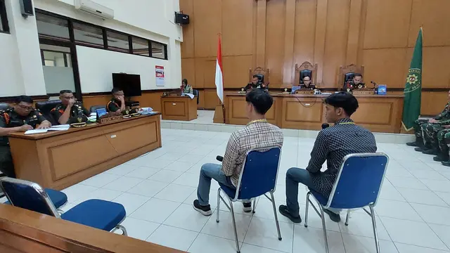 Pengadilan Militer II-08 Jakarta menggelar sidang terhadap tiga anggota TNI AL, yaitu Kelasi Kepala Bambang Apri Atmojo, Sertu Akbar Adli, dan Sertu Rafsin Hermawan, pada Senin (24/2/2025).