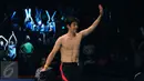 Pebulutangkis Korsel, Lee Yong Dae memberi salam usai laga melawan Chai Biao/Hong Wei (Tiongkok) di final BCA Indonesia Open 2016, Jakarta, Minggu (5/6/2016). Lee Yong Dae/Yoo Yeon Seong unggul 13-21, 21-13, 21-16. (Liputan6.com/Helmi Fithriansyah)