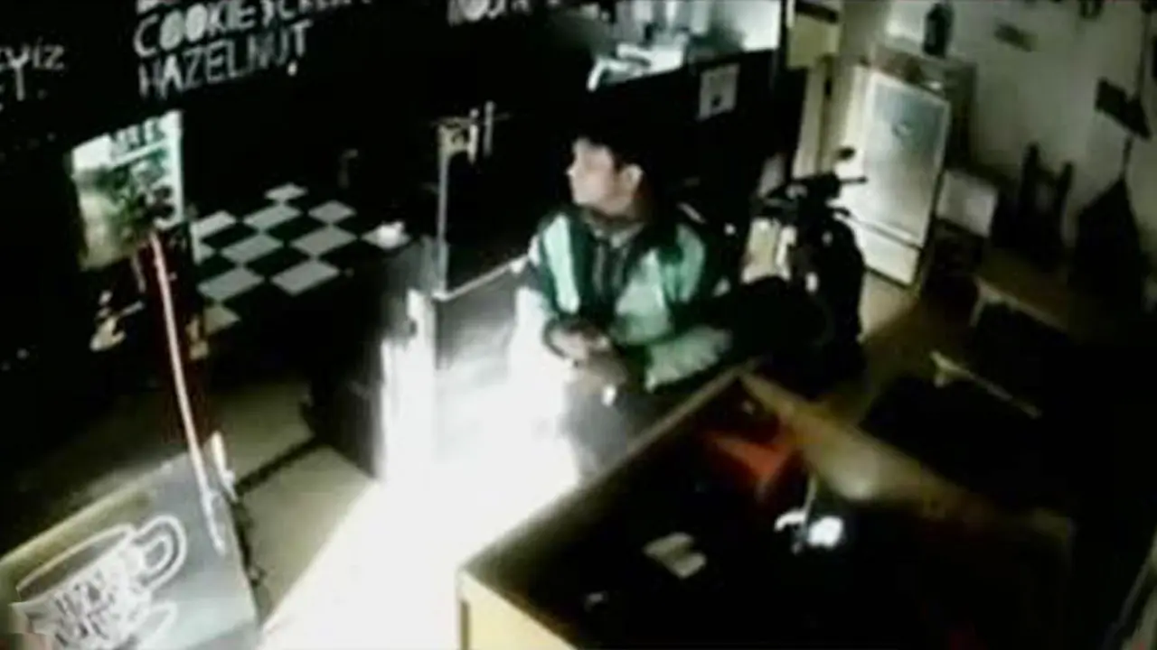 Aksi Pengendara Ojek Online Mencuri di Kafe Terekam CCTV