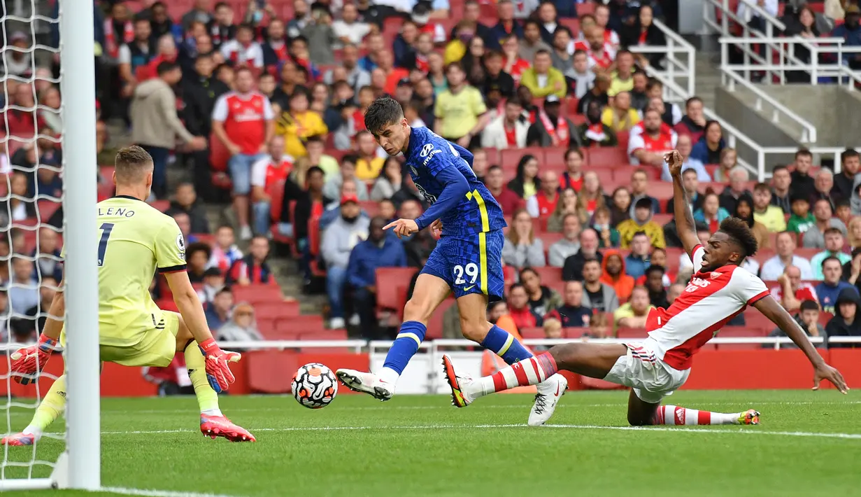 Pemain Chelsea Kai Havertz (tengah) menembak ke gawang Arsenal pada pertandingan Liga Inggris di Emirates Stadium, London, Inggris, 22 Agustus 2021. Chelsea menang 2-0. (JUSTIN TALLIS/AFP)