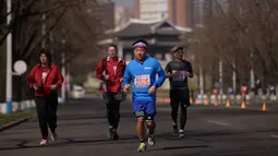 Pelari asing ambil bagian dalam Pyongyang Marathon atau yang disebut juga Mangyongdae Prize International Marathon di Pyongyang, Korea Utara, Minggu (7/4). Lomba dimulai dari Stadion Kim Il-sung dengan melewati sejumlah landmark di Pyongyang seperti Alun-Alun Kim Il-sung. (KIM Won Jin / AFP)