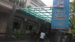 Sejumlah karyawan terlihat menyelamatkan beberapa barang saat terjadi kebakaran di Restoran Kari Umbi, Jakarta, Jumat (4/7/14). (Liputan6.com/Faizal Fanani)