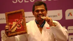 Atlet Blind Judo Indonesia Tony Ricardo berhasil meraih medali emas pada kelas di atas 90 kg pada ASEAN Para Games 2022 di Tirtonadi Convention Hall, Rabu (3/8/2022). (Inaspoc/Andry Prasetyo)