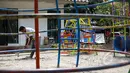 Proyek pembangunan Ruang Publik Terpadu Ramah Anak (RPTRA) di Jalan Tidore RW 05, Kelurahan Cideng, Gambir, Jakarta akhirnya dilanjutkan kembali, Senin (4/5/2015). Pembangunan sempat terhenti akibat diprotes dan disegel warga. (Liputan6.com/Faizal Fanani)