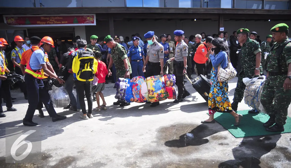 Sejumlah petugas membantu membawa barang mantan anggota Gafatar di Pelabuhan Tanjung Emas, Semarang , Senin (25/1). Manifest yang diangkut  kapal itu terdiri dari 128 kepala keluarga (KK) atau 359 jiwa. (Liputan6.com/Gholib)