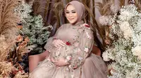 Syifa mengenakan gaun panjang berwarna pastel yang senada dengan dekorasi bunga-bunganya. [Foto: Instagram/ syifaasyifaaa]