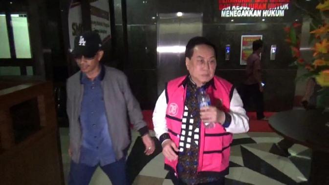 Tim Intelijen Kejagung serahkan Jentang ke Kejati Sulsel untuk diproses hukum (Liputan6.com/ Eka Hakim)