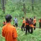 Tim SAR gabungan mencari keberadaan Kakek Tas Rasun yang hilang di area hutan Anim Menceng, Rawalo, Banyumas. (Foto: Liputan6.com/Tagana/Muhamad Ridlo)