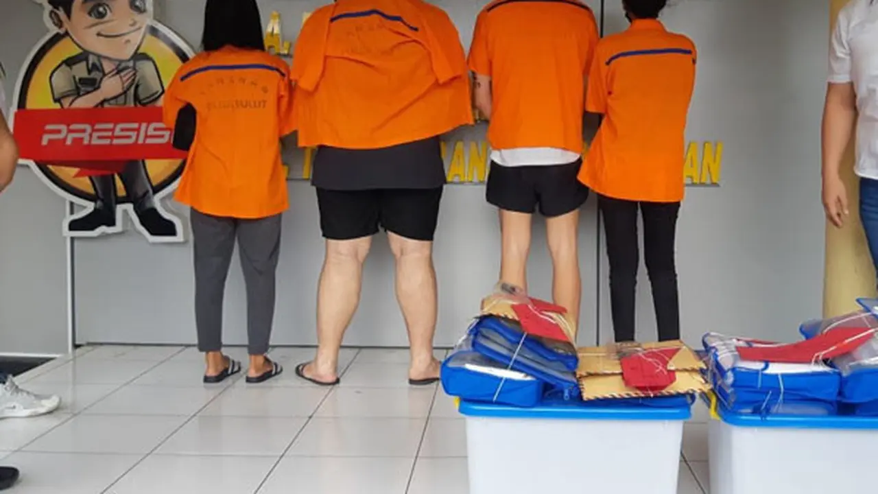 Empat tersangka kasus skiming Bank SulutGo yang ditahan Polda Sulut.