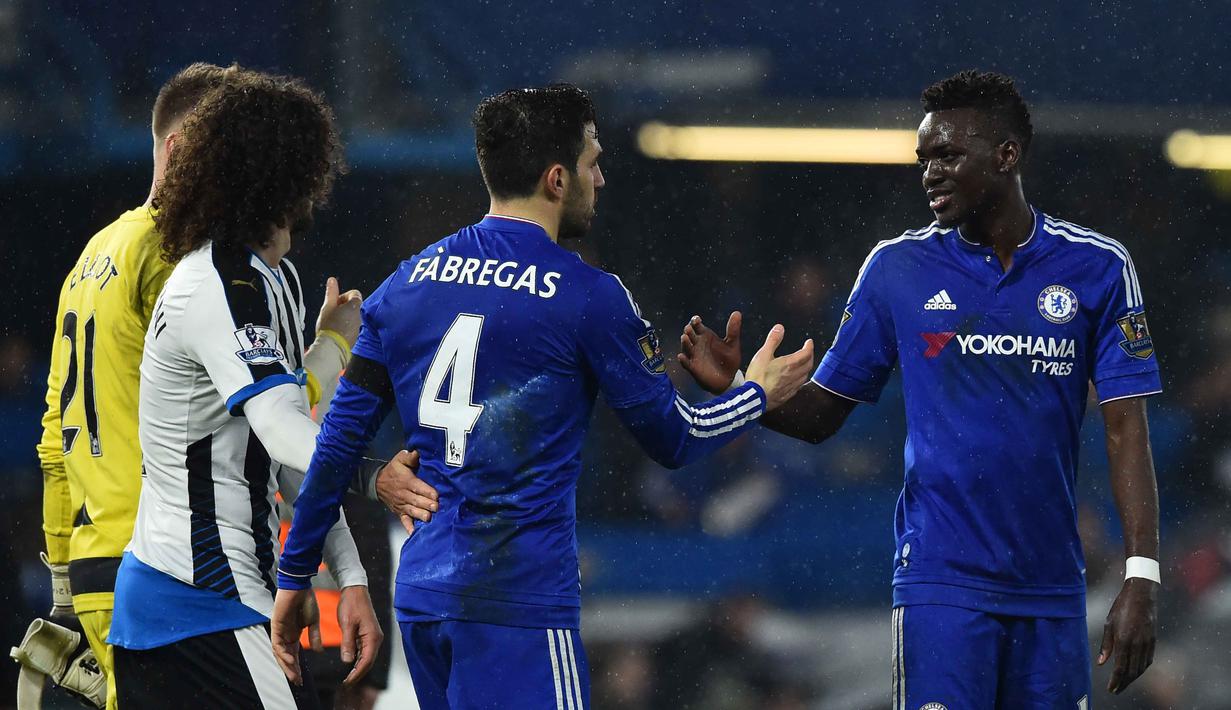 Pemain Chelsea,  Bertrand Traore (R) bersalaman dengan Cesc Fabregas  dan juga para pemain Newastle United usai laga Liga Inggris pekan ke-26 di Stadion Stamford Bridge, London, MInggu (14/2/2016) dini hari WIB. (AFP/Ben Stansall)