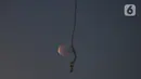 Gerhana bulan terlihat dari di Jalan Belah Kapal, Cilincing, Jakarta Utara pada Rabu (26/5/2021). Gerhana bulan yang disebut juga fenomena "Super Blood Moon" tersebut berlangsung sekitar lima jam lima menit dan dapat disaksikan dari seluruh Indonesia. (merdeka.com/Imam Buhori)