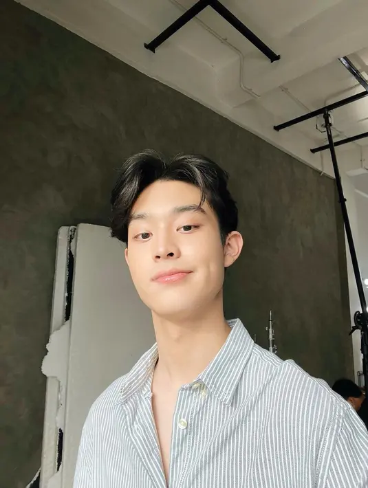 Memiliki lesung pipi membuat Gabriel Prince makin terlihat manis. Ia pun mengenakan stripe shirt yang simple untuk membintangi sebuah iklan. (instagram/phrrince)