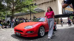 Puncak kemeriahan acara Supreme Girls 2 On 2 Basketball Competition itu berlangsung saat sejumlah pemain basket putri Indonesia bertanding. Mereka datang diantar menggunakan mobil-mobil custom. (Bola.com/Bagaskara Lazuardi)