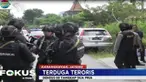 Menurut warga, S memiliki paham yang berebeda dan sikapnya keras.
