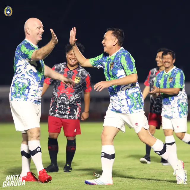 Presiden FIFA dan Ketum PSSI Main Sepakbola Baren