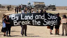 Aktivis kiri Israel berdemonstrasi di sepanjang perbatasan dengan Jalur Gaza, menyerukan penghentian perang antara Israel dan Hamas, pada 19 September 2025, di selatan Israel. (Jack GUEZ/AFP)