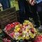 Laskar Trisakti 08 melakukan doa bersama dan tabur bunga di makam korban Tragedi 12 Mei 1998 di Tanah Kusir, Jakarta, Minggu (12/5/2024). (Liputan6.com/Angga Yuniar)