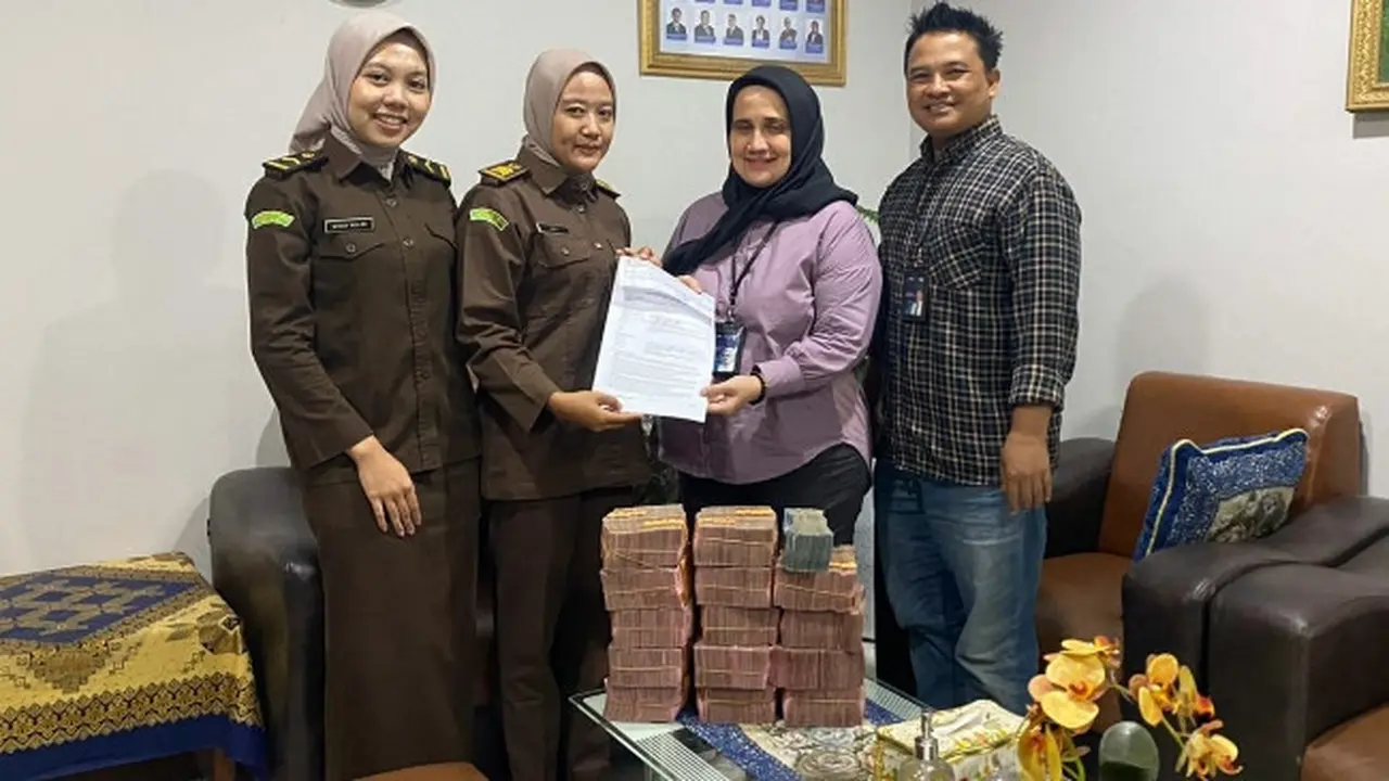 Jaksa di Kejari Rokan Hilir menerima pengembalian kerugian negara dari korupsi pembangunan pelabuhan Bagansiapiapi.