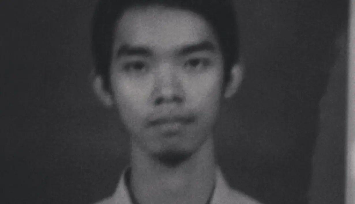 Penampilan pemain film Cinta Itu Buta saat jadi guru pun berhasil bikin pangling. Paras Dodit Mulyanto terlihat lebih kalem saat menjadi guru. Lewat Instagram pribadinya, ia kerap membagikan potret lawasnya saat jadi guru.(Liputan6.com/IG/@dodit_mul)