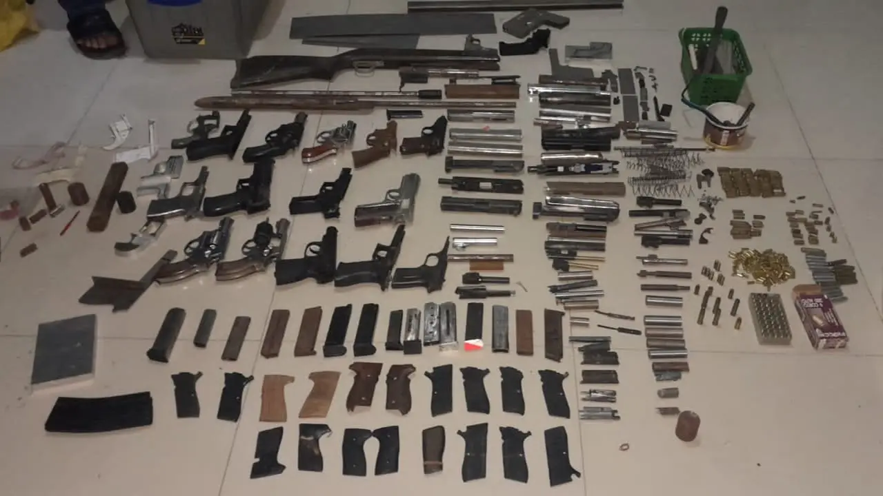 Polisi Menyita 44 Senpi dan Ribuan Butir Peluru dari Perdagangan Ilegal