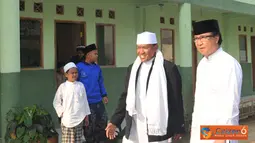 Citizen6, Bogor: MKP Sharif C Sutardjo, diampingi Pimpinan Pondok Pesantren Nurul Huda KH. Asep Abdul Yazid meninjau Ponpes Nurul Huda di Cijeruk Kabupaten Bogor. (Pengirim: Efrimal Bahri).
