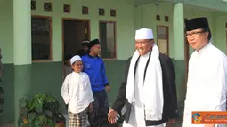 Citizen6, Bogor: MKP Sharif C Sutardjo, diampingi Pimpinan Pondok Pesantren Nurul Huda KH. Asep Abdul Yazid meninjau Ponpes Nurul Huda di Cijeruk Kabupaten Bogor. (Pengirim: Efrimal Bahri).