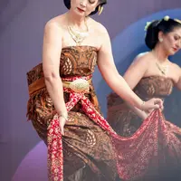 Jiwa seni Ira Wibowo tak pernah luntur. Baru-baru ini, aktris 55 tahun itu menunjukkan kebolehannya dalam membawakan tarian tradisional khas Jawa. [Instagram/irawibowo].