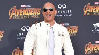 Aktor Vin Diesel berpose saat menghadiri pemutaran film Disney dan Marvel 'Avengers: Infinity War' di Los Angeles, California (23/4). Vin Diesel tampil mengenakan jaket bomber putih dengan ranting seperti karakter Groot. (AFP Photo/Neilson Barnard)