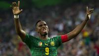 Samuel Eto'o. Striker Kamerun pengoleksi 118 caps dengan raihan 56 gol ini meraih juara Piala Afrika pada edisi 2000 dan 2002. Sedangkan trofi Liga Champions Eropa diraihnya bersama Barcelona (2005/2006 dan 2008/2009) dan Inter Milan pada musim 2009/2010. (AFP/John MacDougall)