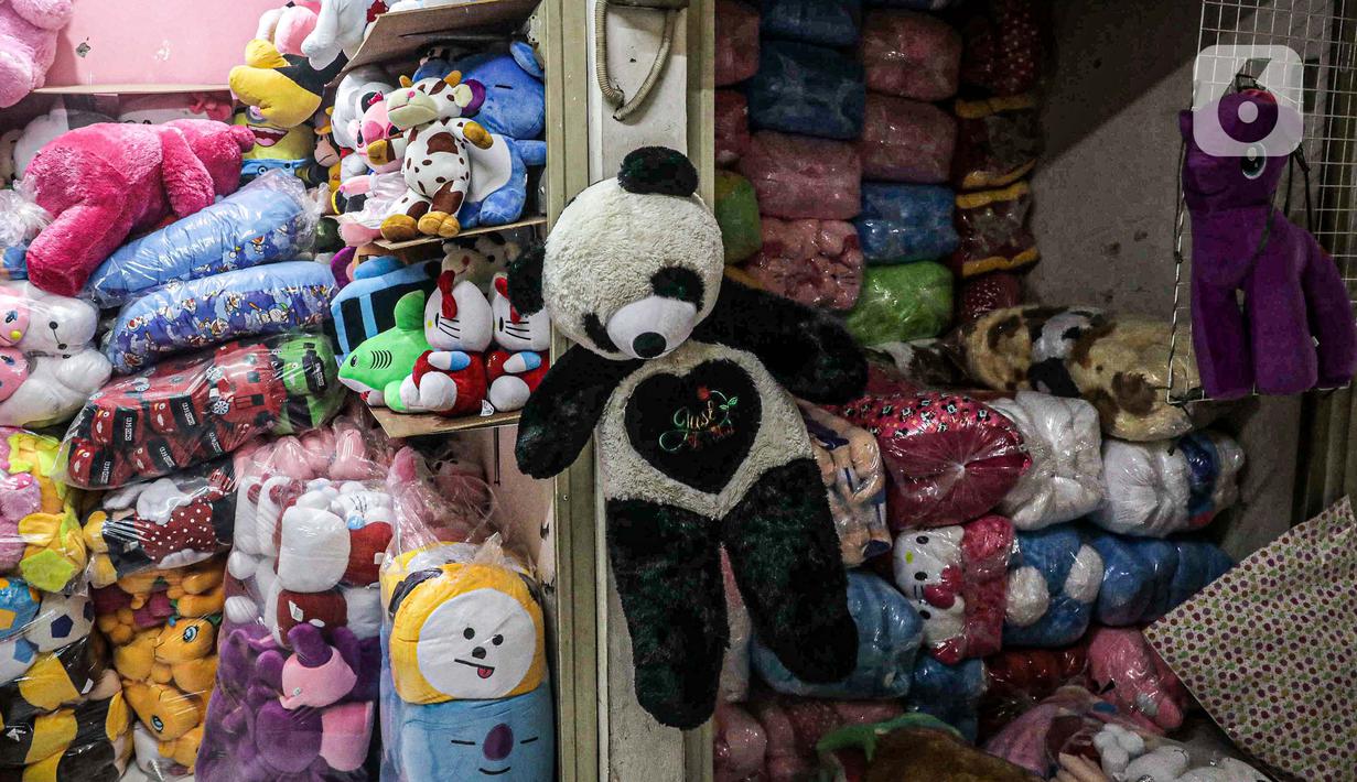 Suasana lapak di Pasar Gembrong Baru, Cipinang, Jakarta, Jumat (25/9/2020). Para pedagang mengatakan akibat pandemi covid-19 ini omzetnya turun hingga 80 persen, mereka pun berharap masih diperbolehkan berjualan meski PSBB Jakarta kembali diperpanjang. (Liputan6.com/Faizal Fanani)