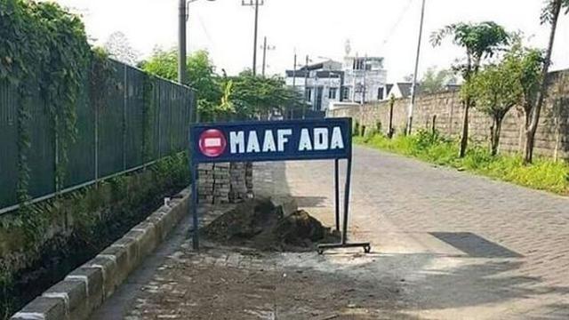 tulisan papan pekerjaan jalanan