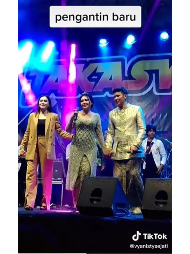 6 Potret Nella Kharisma Hadiri Pernikahan Via Vallen, Duet Satu Panggung