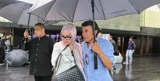 Raja Dangdut Rhoma Irama bersama Ricca Rahim saat menghadiri acara jumpa pers rangkaian program Ramadan Indosiar Ramadan Penuh Berkah. Pasangan yang menikah sejak 1984 itu masih terlihat kompak. (Adrian Putra/Bintang.com)