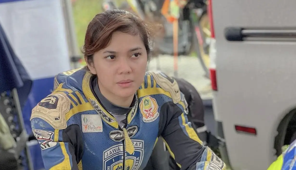 <p>Ia pun kembali memerlihatkan wajah polosnya ketika sedang mengikuti ajang balapan. Dengan rambut ponytail berponi samping.&nbsp;@rayanurfitrird</p>