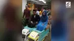 Pasangan pengantin asal Malang, Jawa Timur, diarak menggunakan miniatur truk yang terbuat dari kayu.