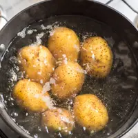 ilustrasi kentang rebus/dashtik/Shutterstock