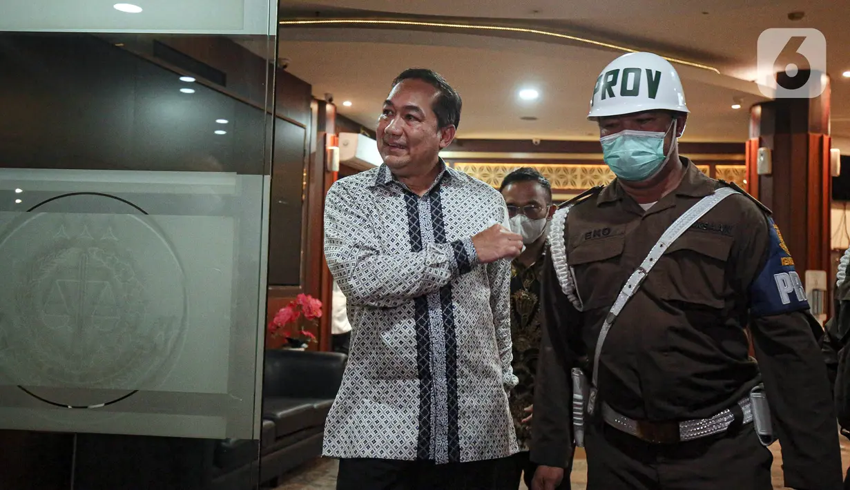 Mantan Menteri Perdagangan Muhammad Lutfi (kiri) usai menjalani pemeriksaan di Gedung Bundar, Kejagung, Jakarta, Rabu (22/6/2022). Muhammad Lutfi menjalani pemeriksaan selama 12 jam sebagai saksi terkait kasus fasilitas pemberian izin ekspor crude palm oil (CPO) dan turunannya, termasuk minyak goreng, periode 2021-2022. (Liputan6.com/Faizal Fanani)