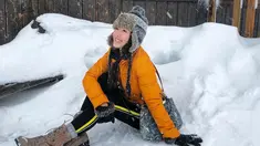 Mantan kekasih Verrel Bramastya ini tengah menikmati liburannya di Swiss. Tak lupa, wanita 20 tahun ini berkunjung di pegunungan Mont Blanc. Berjaket kuning dengan topi hangat, Natasha Wilona menikmati dinginnya salju. (Liputan6.com/IG/natashawilona12)