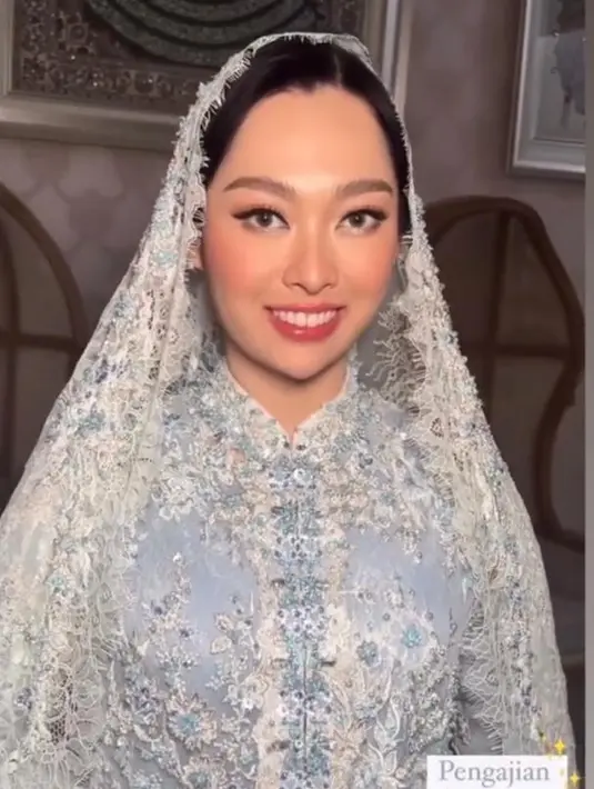 Di momen pengajian, Rizka tak kalah menawan dibalut dress brokat bernuansa sky blue, lengkap dengan kerudungnya.