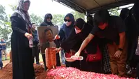 Aktor senior Eeng Saptahadi meninggal dunia pada Minggu (21/5/2023) malam. Setelah disemayamkan di rumah duka, kawasan Raffles Hills, Cibubur, Jawa Barat, aktor kelahiran Indramayu 65 tahun silam itu dimakamkan siang ini. [Foto: Budy Santoso/KapanLagi.com]
