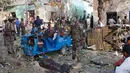 Pasukan keamanan berjaga di lokasi ledakan di luar Hotel Weheliye, Mogadishu, Somalia, (22/3). Kelompok teroris Ash-Shabaab, yang berafiliasi jaringan Al-Qaeda, mengaku bertanggung jawab atas serangan tersebut. (AP Foto/Farah Abdi Warsameh)