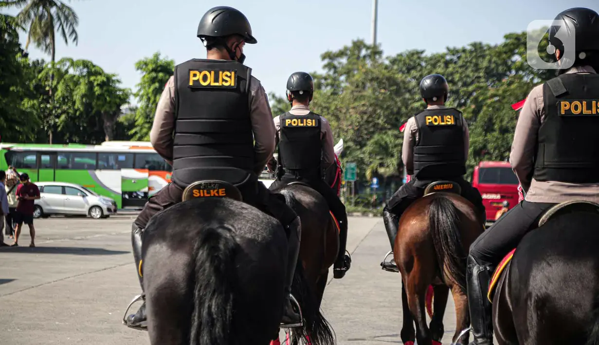 <p>Polisi berkuda dari Unit Satwa Polri melakukan patroli di Terminal Kampung Rambutan, Jakarta, Minggu (8/5/2022). Polisi berkuda dari Unit Satwa Polri secara rutin berpatroli guna memberikan rasa aman kepada penumpang yang tiba di Terminal Kampung Rambutan. (Liputan6.com/Faizal Fanani)</p>